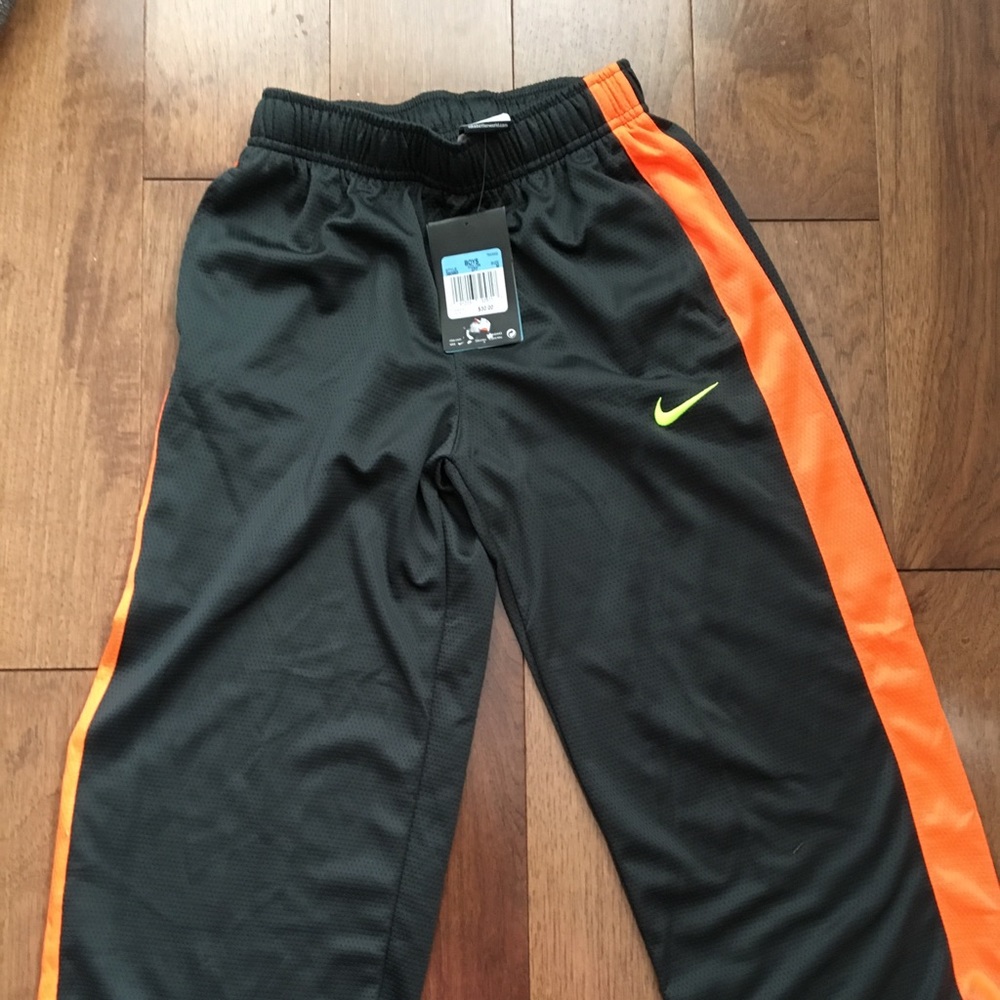 Boys Nike athletic pants, size medium NWT